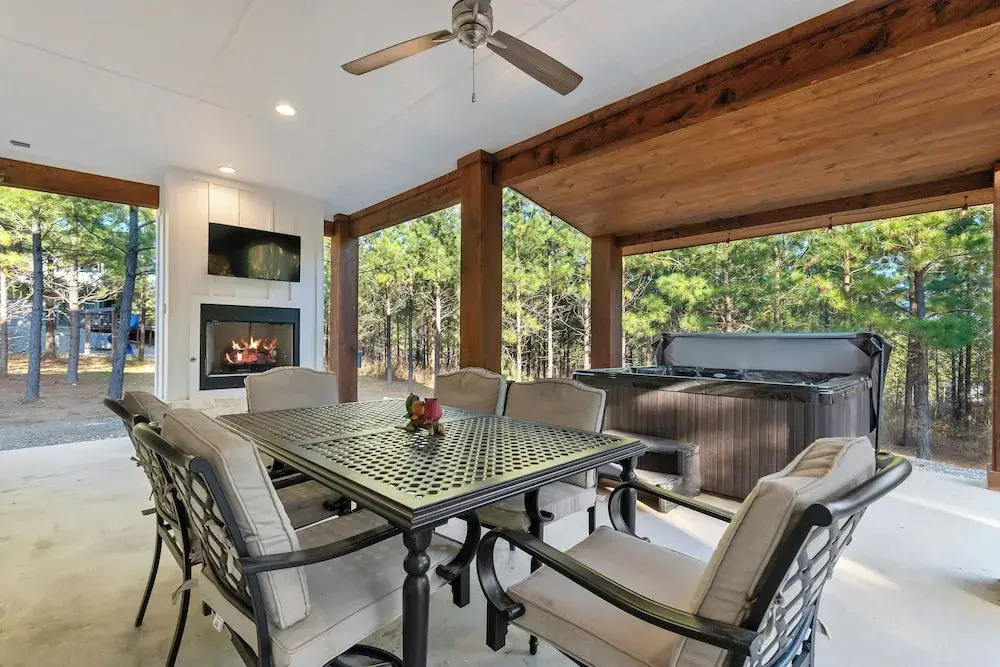 3 Mi to Lake: Cabin w/ Hot Tub in Broken Bow!