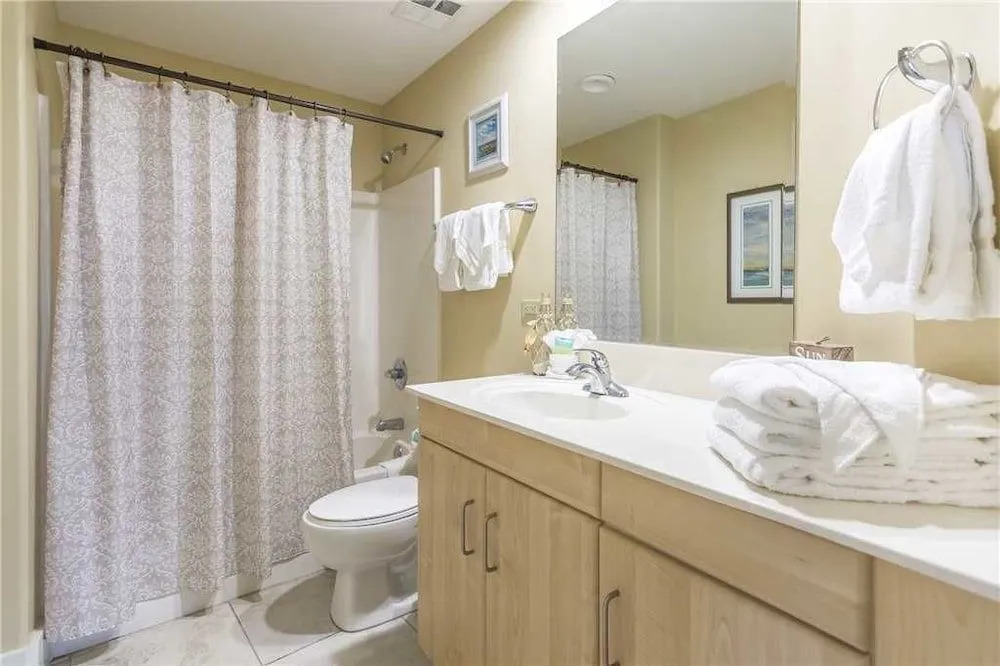 Island Tower 1001 - 3 Br condo by RedAwning