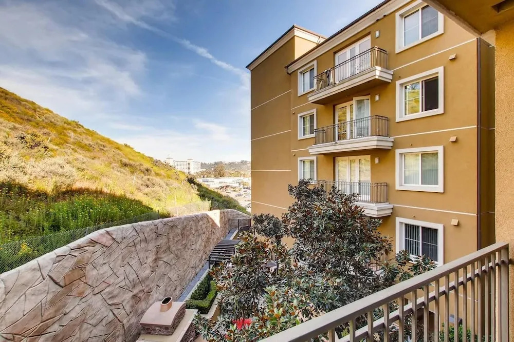 Gorgeous San Diego 2BR/2BTH With Fast WIFI & Free Parking! (FV3)