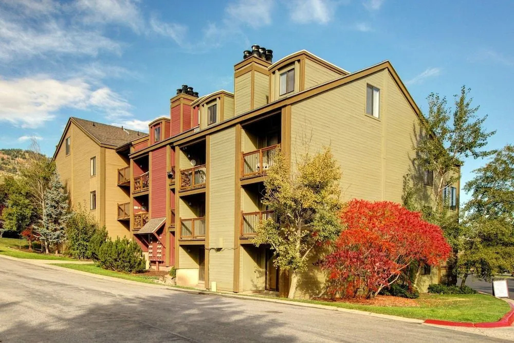 Classic 1BR Mountain Condo by RedAwning