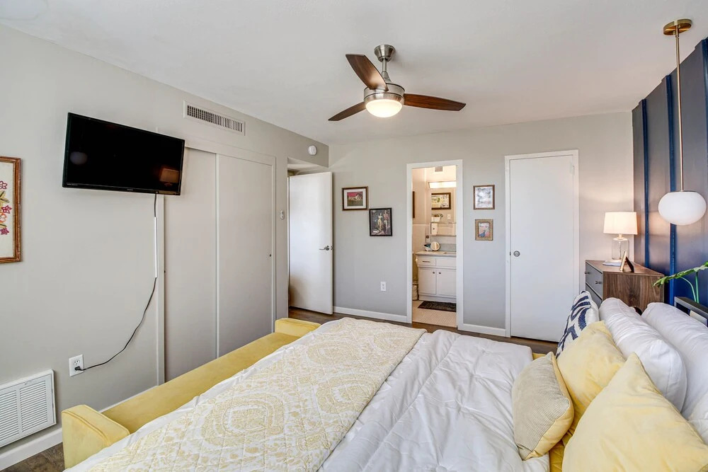Mid-century Modern Condo on Lake Hamilton!