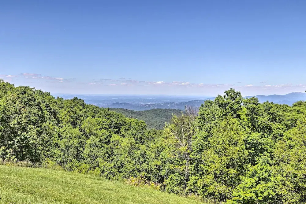 Condo w/ Pool & Grill Access ~ 4 Mi to Gatlinburg!