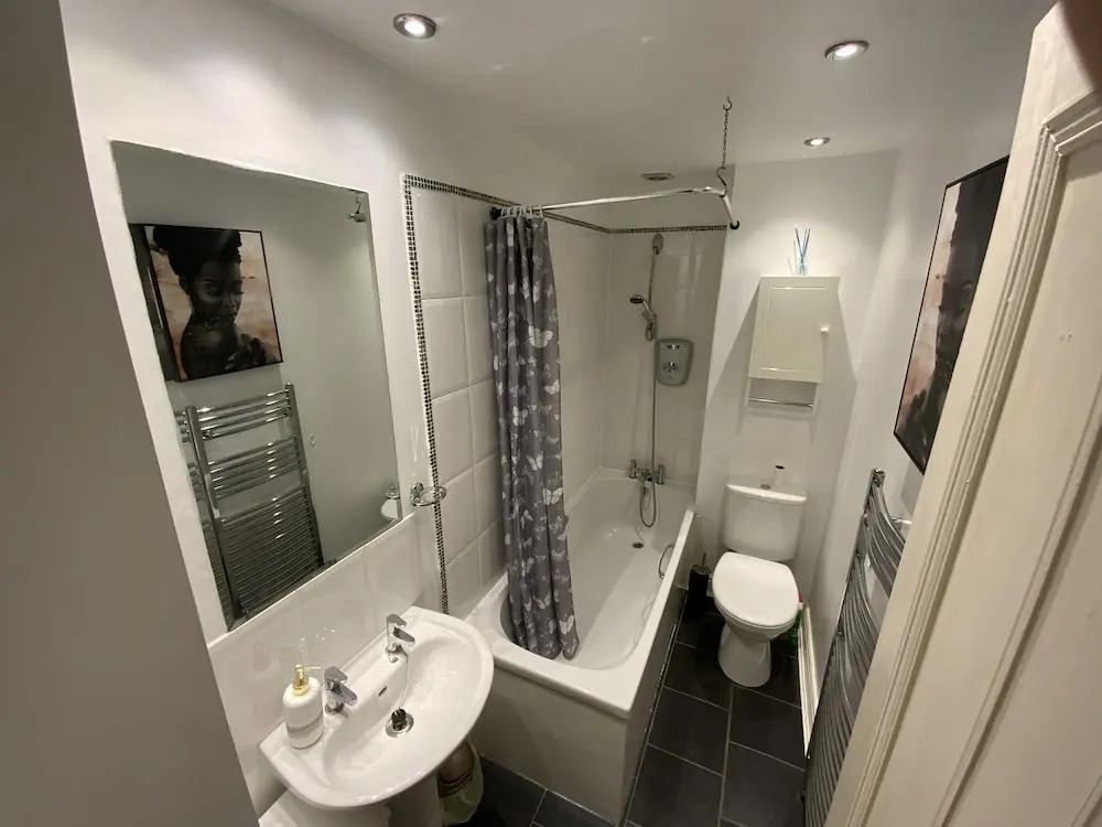 Apartment - Sleeps2 - City Centre - Parking - Yard