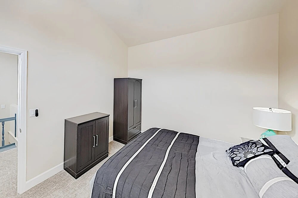 New Listing! Sparkling 4 Min. From Lifts 3 Bedroom Condo