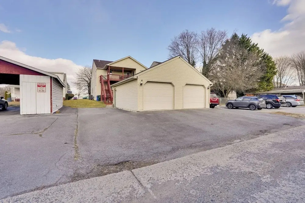 Walk to Fairgrounds! Hagerstown Townhome w/ Deck