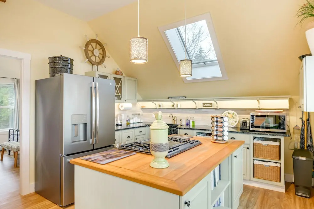 Waterfront Deer Isle Apartment w/ Fire Pit
