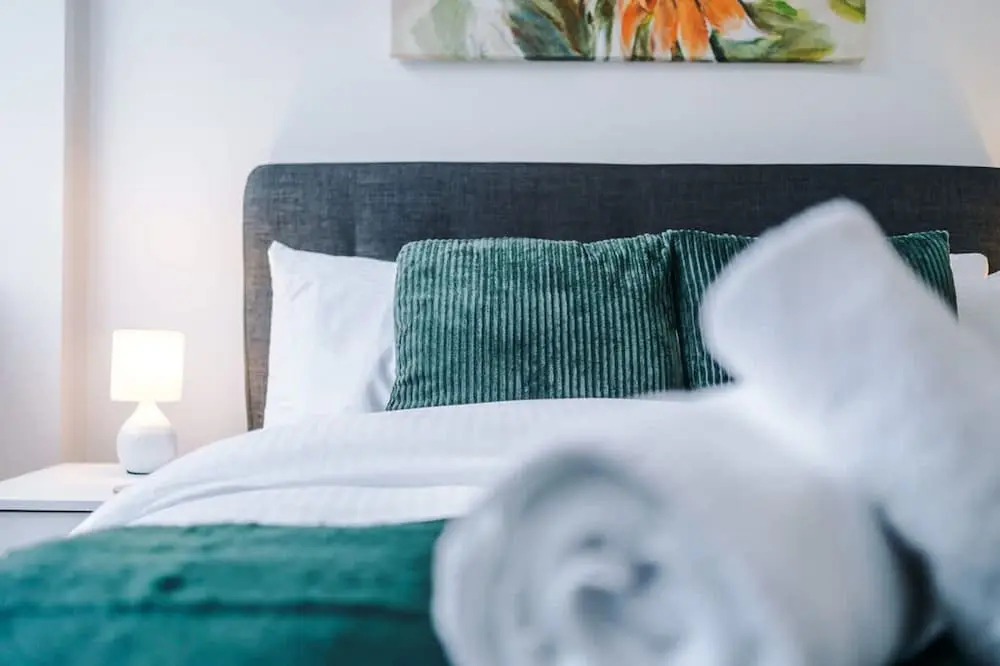 NEW Stylish Apartment Amazing Location Sleeps 4