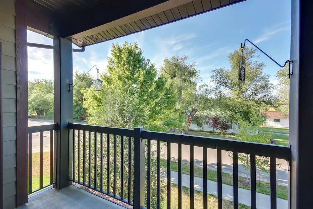 Cozy Livingston Condo w/ Balcony & Mtn View!