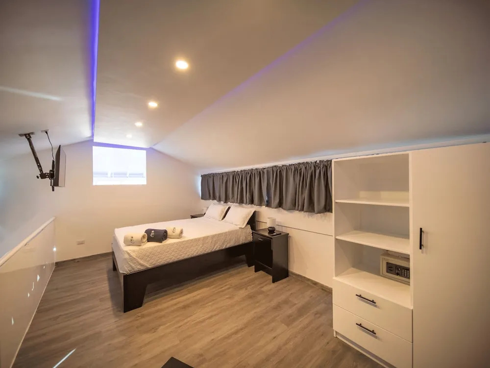 3BR Luxury Penthouse, 300m From Beach!
