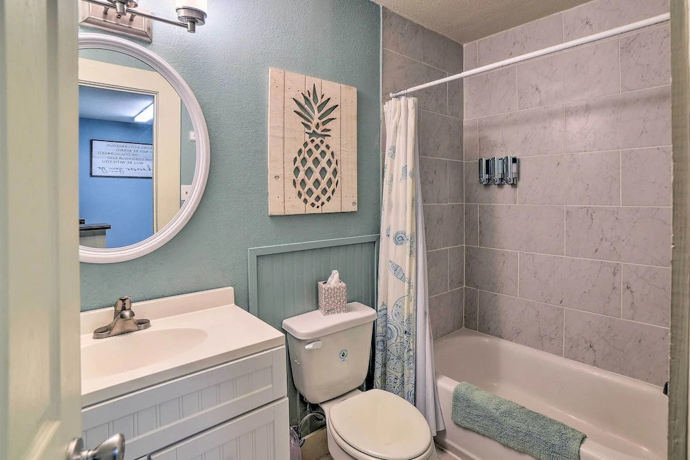 Coastal Studio w/ Amenities: Walk to Padre Beach!