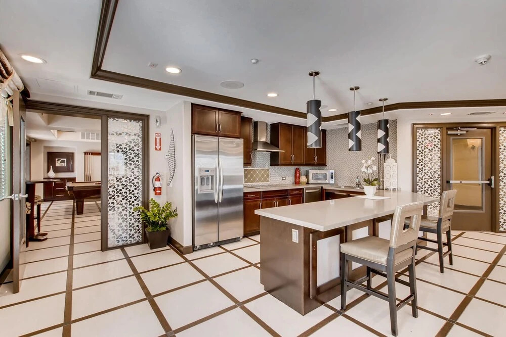 (70% off) - San Diego Top Location Work Or Fun 2BR/2.5 Bath - Pool, Gym, & Free Parking (FV10)