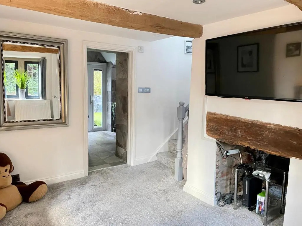 2 bedroom cosy cottage with hot tub in hambrook close to Bristol City Centre