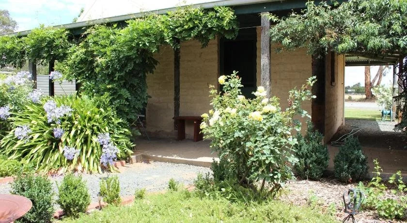 Elinike Guest Cottages