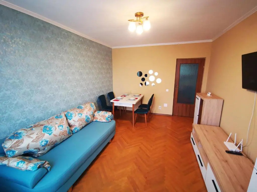 2 rooms Airy & Bright Colors