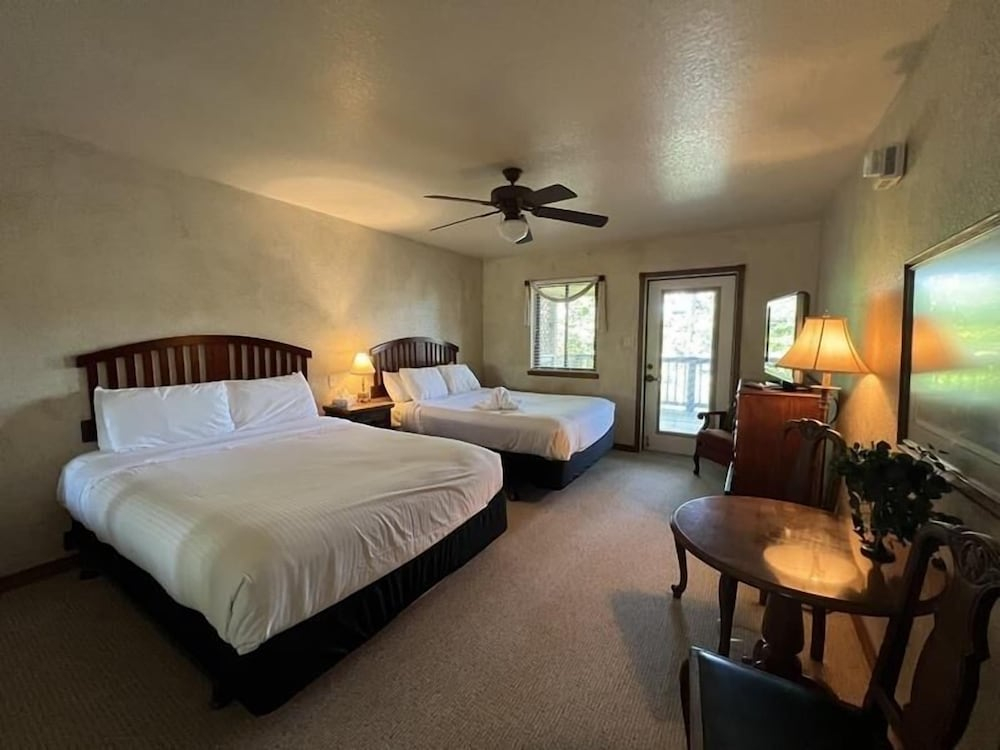 C8, Two bedroom, two bath log-sided, lake view luxury cottage with hot tub
