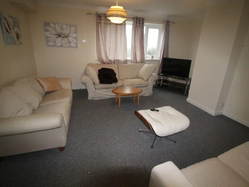 Tywn 2 Bed Apartment by Cardiff Holiday Homes
