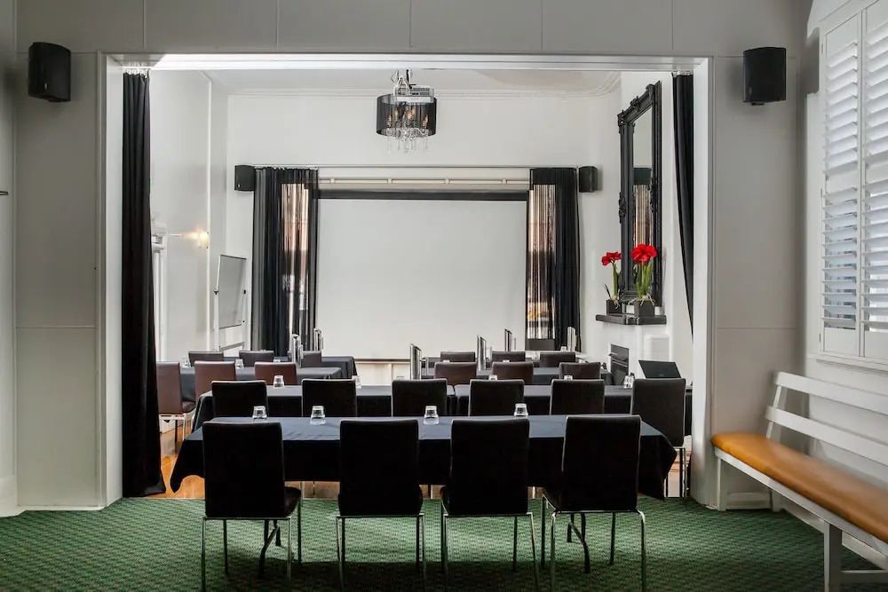 Oscars Hotel and Cafe Bar