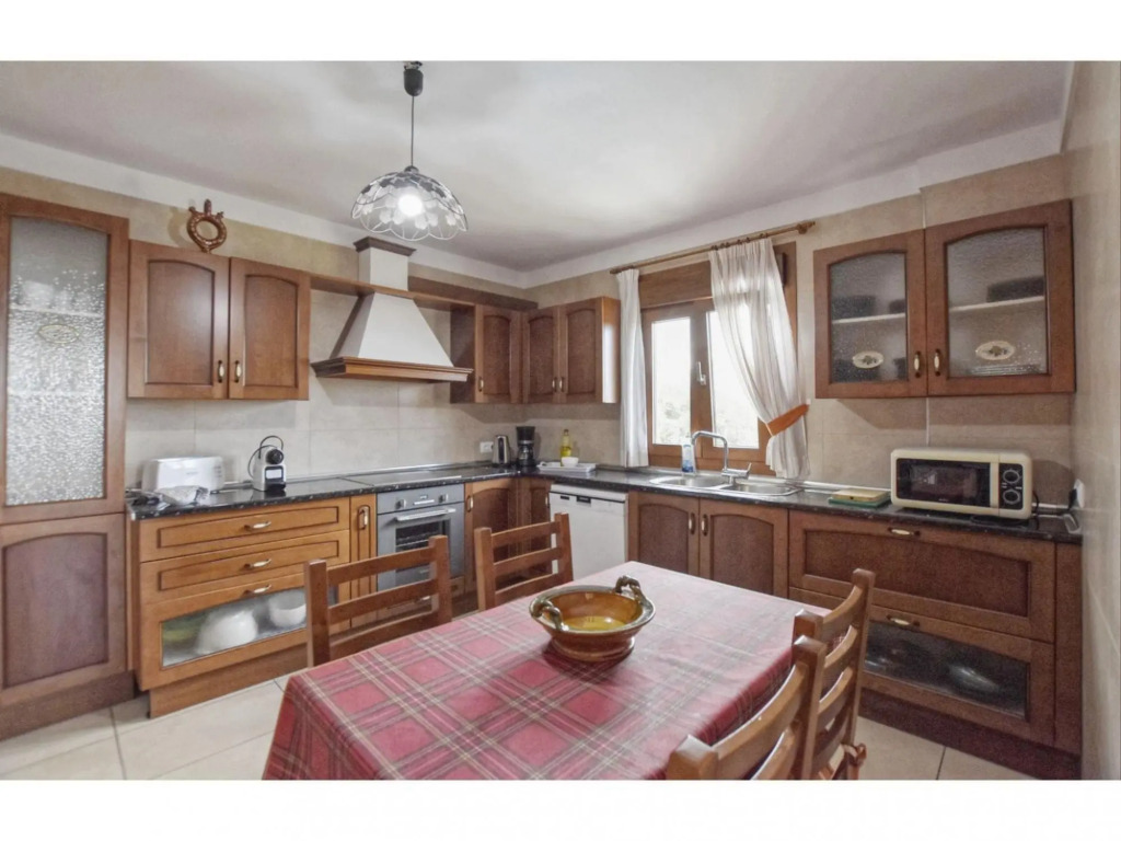 Stunning country house with pool and panoramic views for 10 people