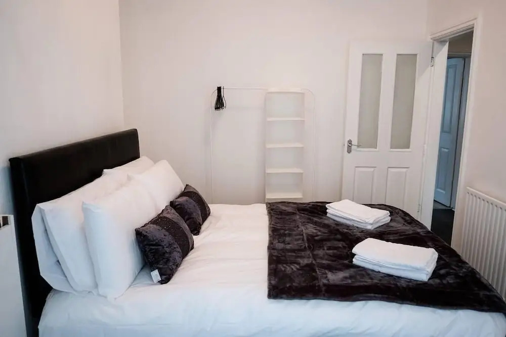 4 Bed House, Sleeps 9, Free Parking