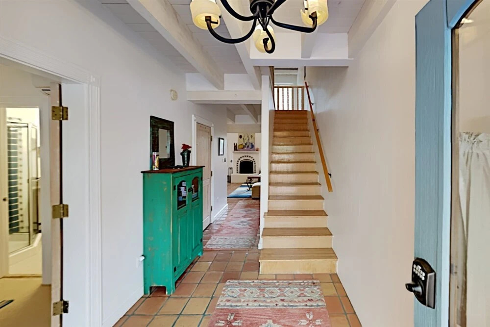Casa Monzon - Perfect Location, Bright and Sunny Interior