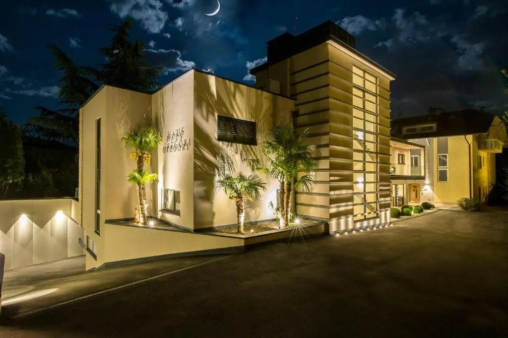 Haus Gregori Modern & Central Stay in Vineyard with Rooftop & Served Breakfast