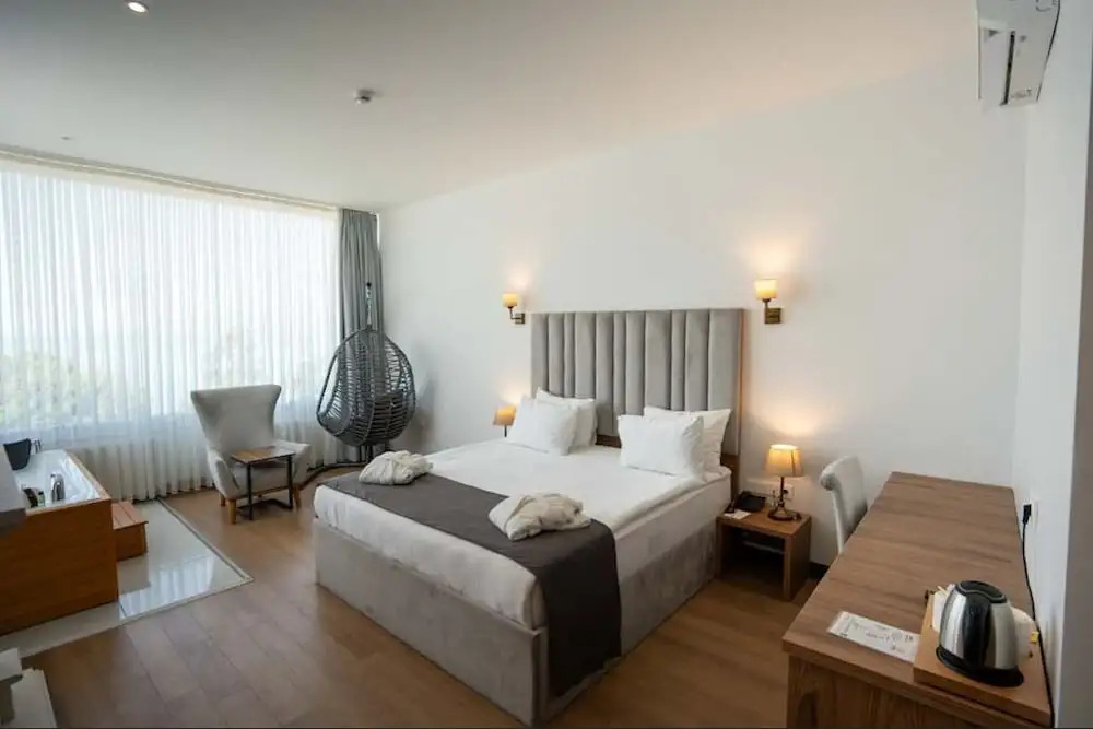 Lake Li̇fe Hotel