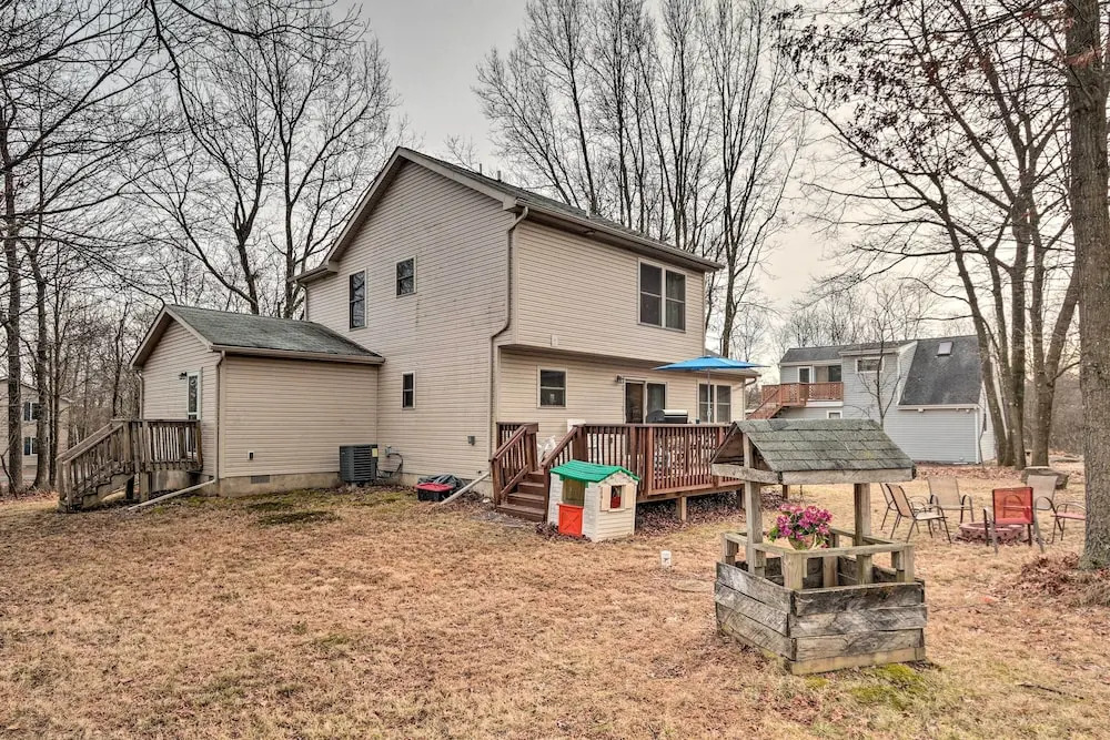 Walk to Pool & Lake: Albrightsville Vacation Home!