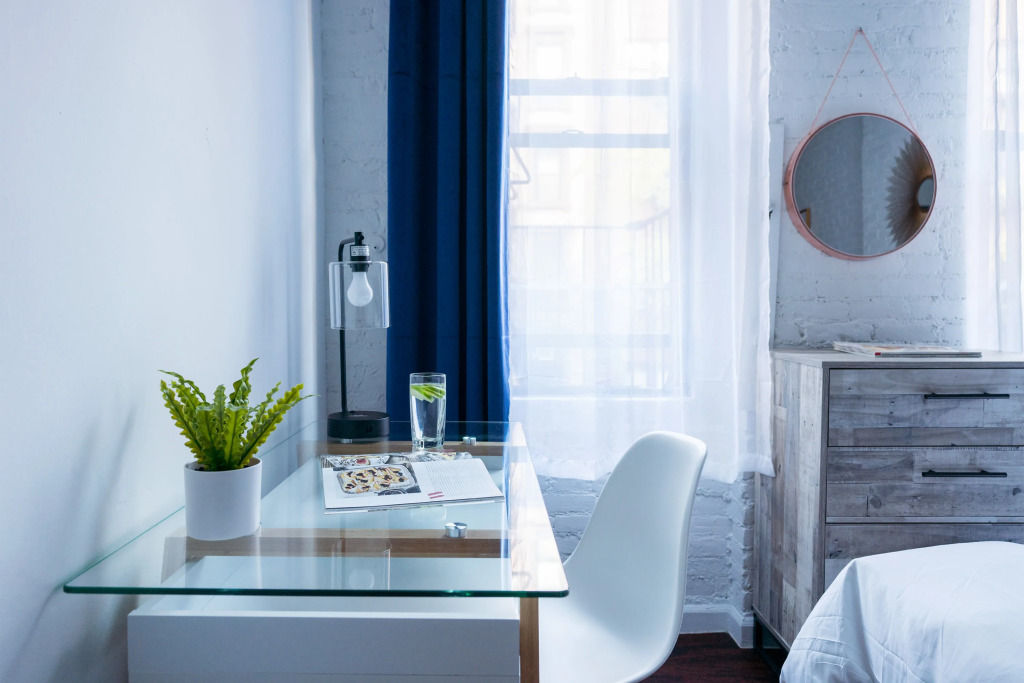 83-2fe UES Central Park Newly Furnished Studio