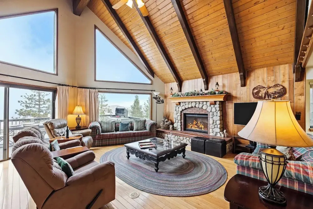 6bdr Group Retreat, Decks w/ Incredible Views Starry Heights by Avantstay