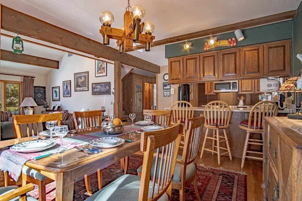 #104 Private Hot Tub, 2 car Garage, Abundant Parking, Elkhorn Amenities