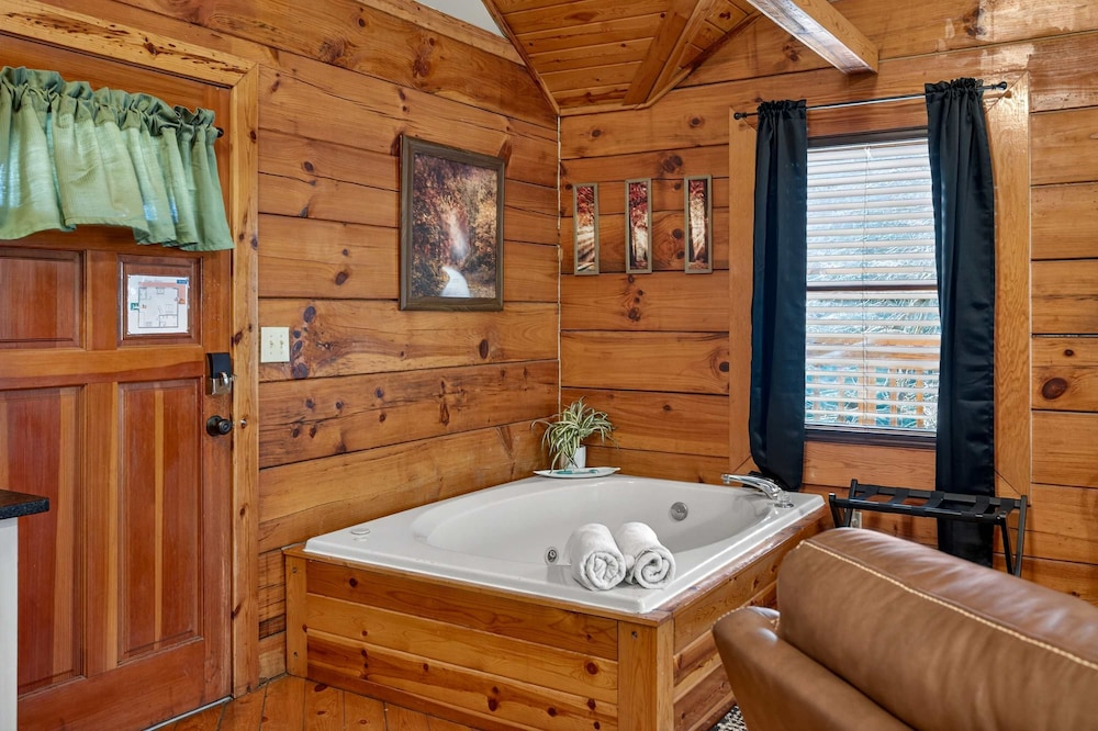 Hot Tub Location Cozy Studio Log Cabin Fireplace