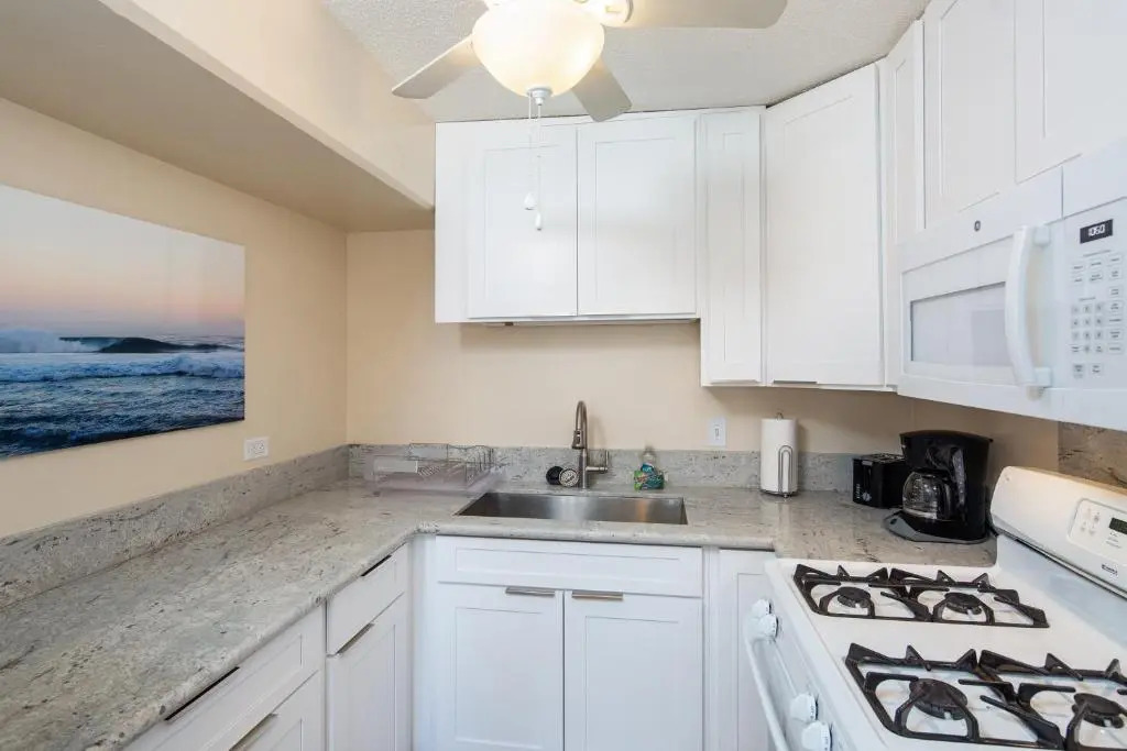 Ocean View from Lanais-2 Blocks to Waikiki Beach - Free Parking
