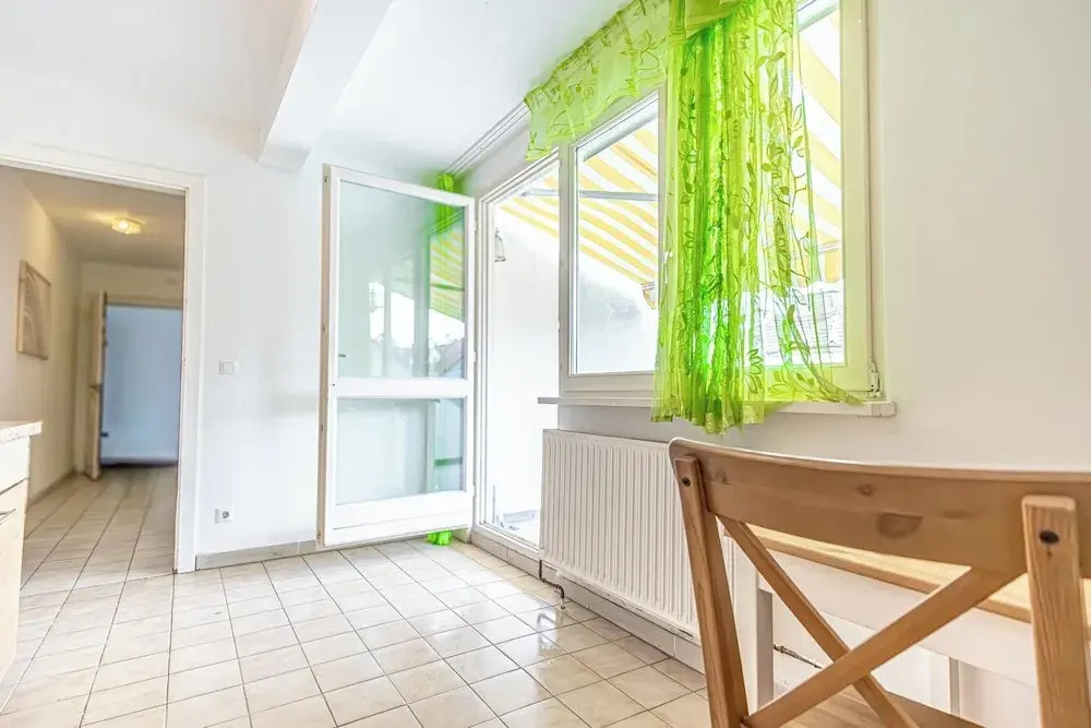 Stylish Private Rooms in 3BR Apartment with Balcony, City Center