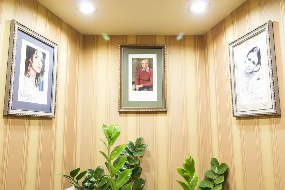 Attache Hotel