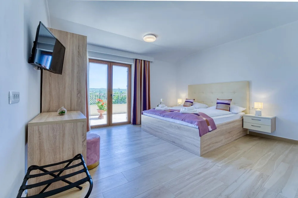 Villa Mare With Private Pool And Garden - Happy Rentals