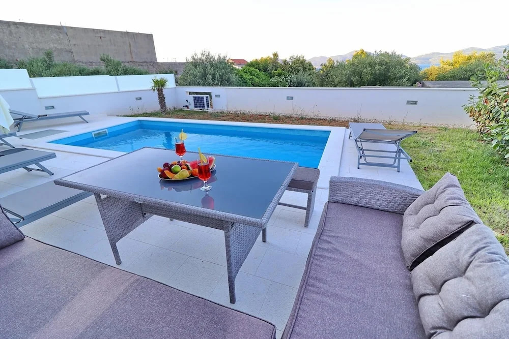Villa Dalmatinka - Four-bedroom Villa With Pool and Patio ID Direct Booker 12319