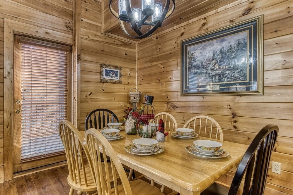 ER316- Black Bear Hideaway Great location- Close to town cabin