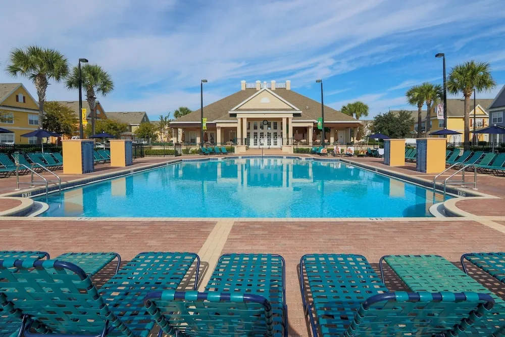 Near Theme Parks! Gorgeous 3 BR Town Home, Splash Park, Pool, Lake, And More!