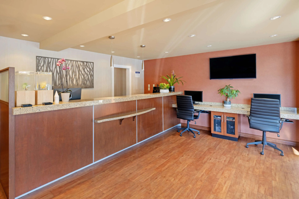 Best Western Plus Emerald Isle Hotel