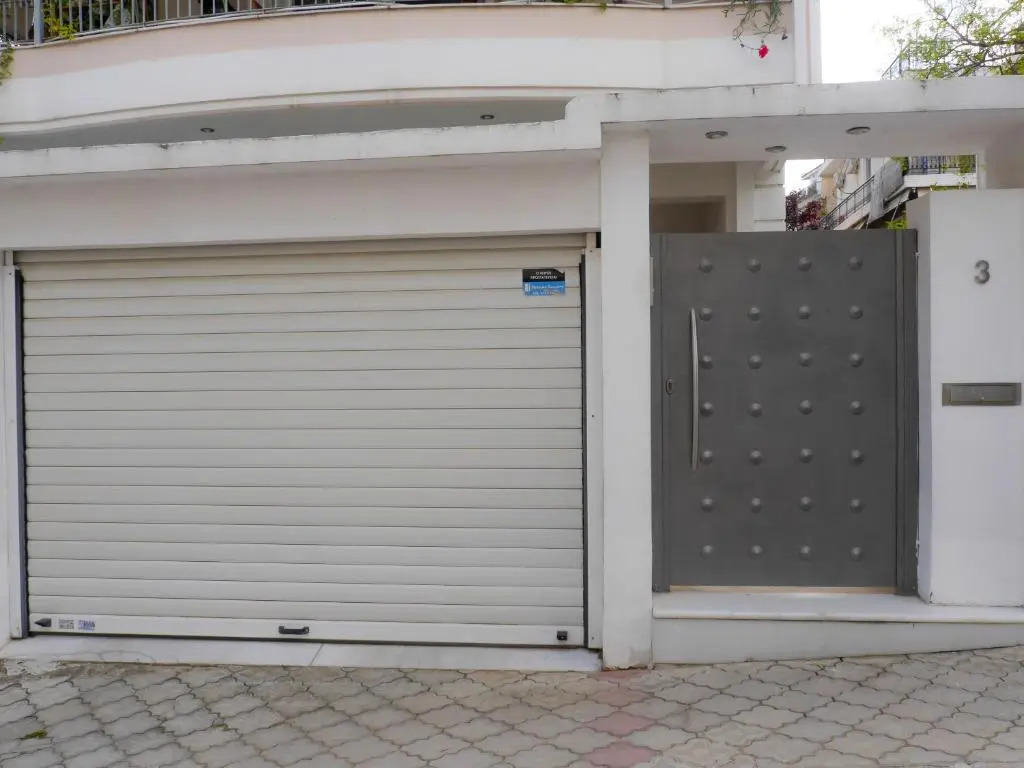Garden Apartment next to the Mall -Private Parking
