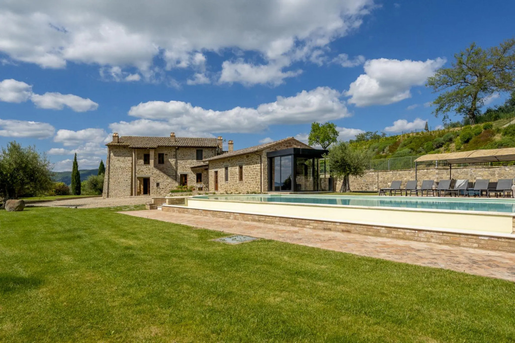 Villa Trasimena is a property with great character, located in a truly enviable position overlooking-Villa Trasimena