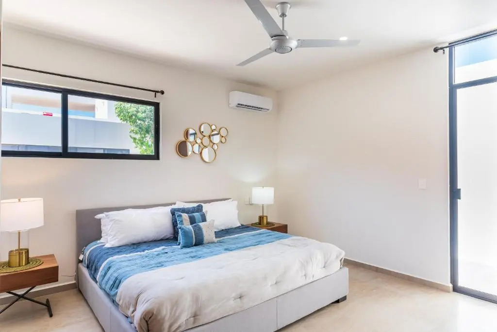 Entire House- 3BR with Private Roof Top Deck