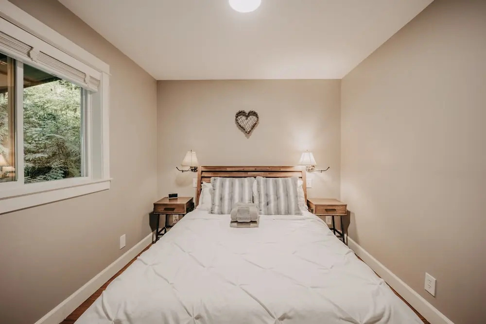 Snowline Cabin #69 - An Elegant Country Home! Sleeps 8