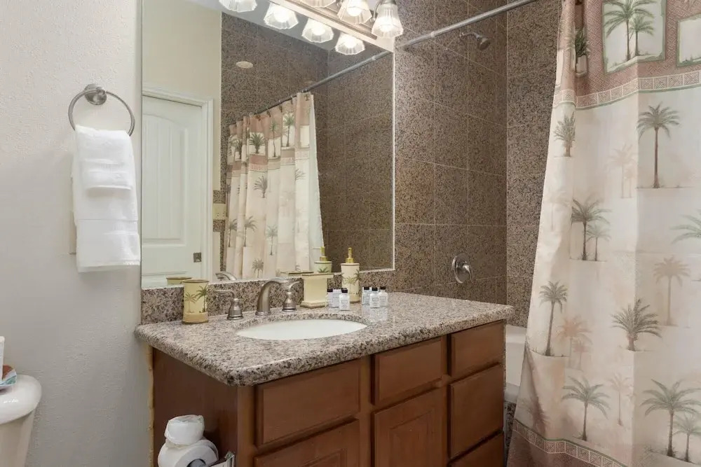 Two Bedroom Condo - Short Walk to the Beach