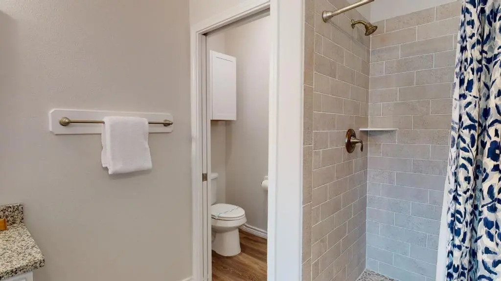 CLP804 Upscale 5 Bedroom Home, Close to Beach with Boardwalk, Community Pool