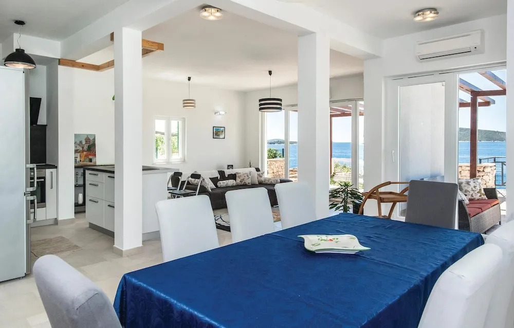 Awesome Home In Sevid