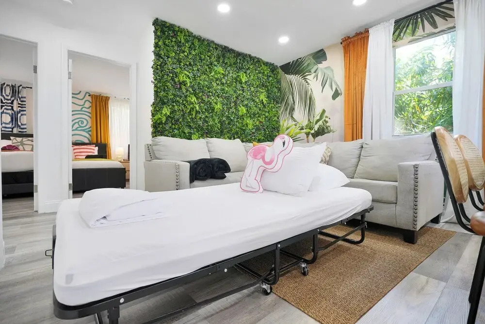 4 to 14 Guests, 2 Kitchens, Jungle Retreat BBQ Patio
