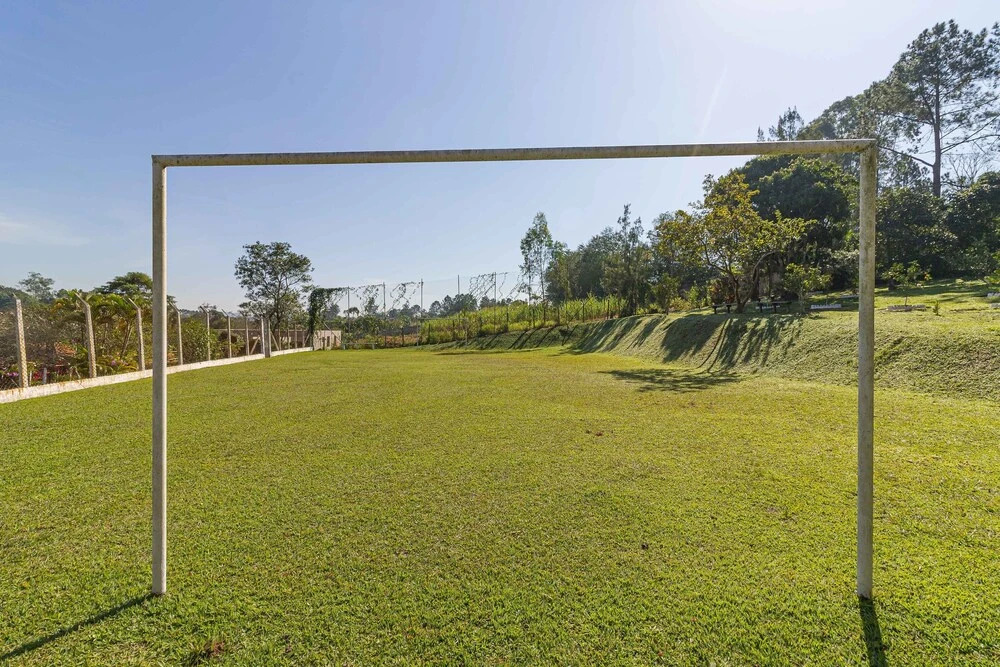 Chácara para 21 pessoas com piscina e campo de futebol em Guararema