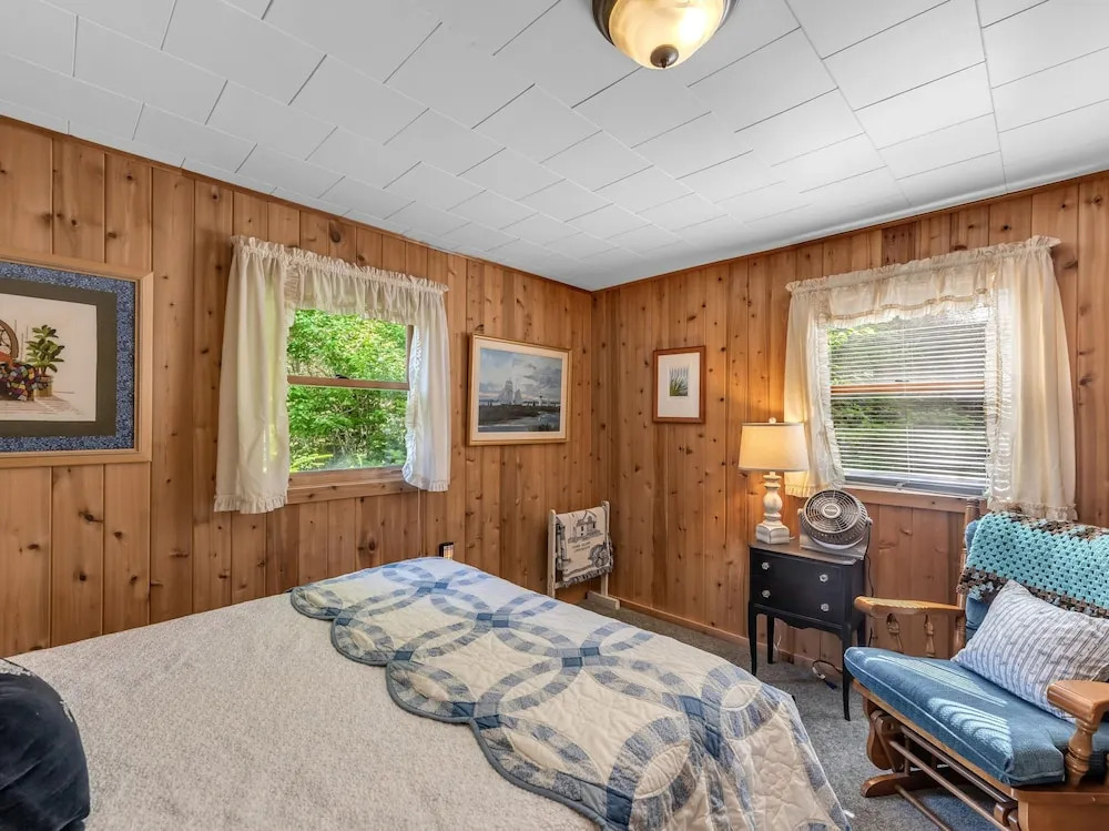 Picturesque Island Cottage 2 Bedroom Home by RedAwning