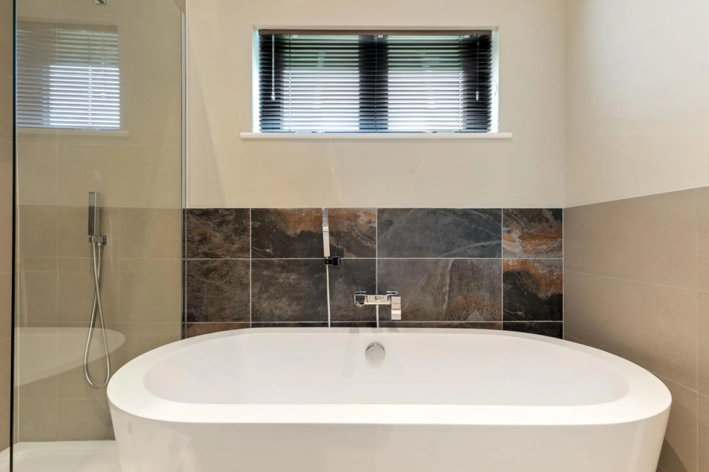 Ael-Y-Bryn - Luxury Lodge, Hot Tub, Three En-Suite Bedrooms
